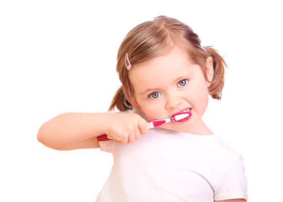 No por ser temporales los dientes de leche requieren menos cuidados. Su higiene debe ser constante y correcta.