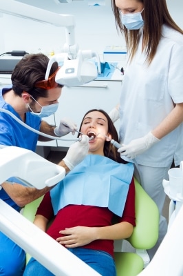 Es importante acudir pronto a su dentista para que lleve a cabo el tratamiento necesario y elimine el flemón.