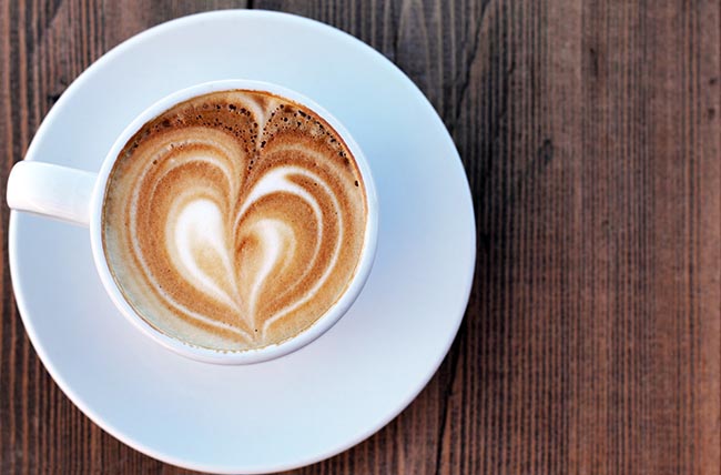 El café es una de las bebidas que más afecta negativamente a la blancura de nuestros dientes.