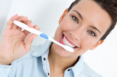 ¿Por qué conviene esperar un rato para lavarse los dientes después de comer?