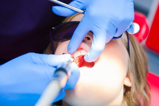 Niño en dentista, odontopediatría