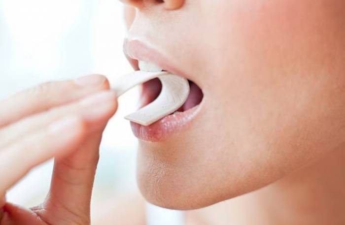 Los beneficios de masticar chicle para tu salud oral